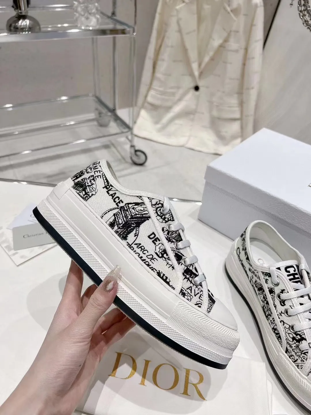 👟👟Ex-factory price 520👟👟 Dior’s 2025 Walk ‘n’ Dior embroidered mid-top casual shoes are new. On the fashion stage, Dior embroidered shoes are the well-deserved protagonist. Delicate stitching is used on the upper, every stitch is devoted to the craftsman's efforts, and every thread is woven with artistic poetry. From complex floral patterns to smart geometric textures, embroidery is like the magic that gives shoes life, allowing them to show dynamic beauty even in static conditions.   Wearing Dior embroidered shoes feels like stepping into a dream world full of art. It is not only a pair of shoes, but also a walking piece of art that perfectly integrates fashion and culture. Whether you are strolling on the bustling city streets or attending important social occasions, Dior embroidered shoes can add unique charm to your style and become the focus of everyone's attention.   Choosing Dior embroidered shoes means choosing a persistent pursuit of quality and a unique understanding of fashion. Let it accompany you through every wonderful moment and leave your own fashion mark.  Material: Sheepskin lining, feet, silk cowhide, size 35-41, heel height 5cm